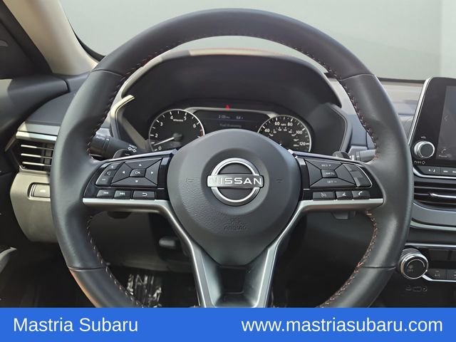 Used 2024 Scarlet Nissan 2.5 SR image 23
