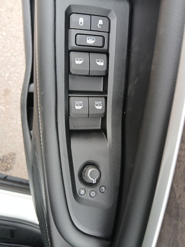 New 2026 Bright White Clear-Coat Exterior Paint Jeep Altitude image 25