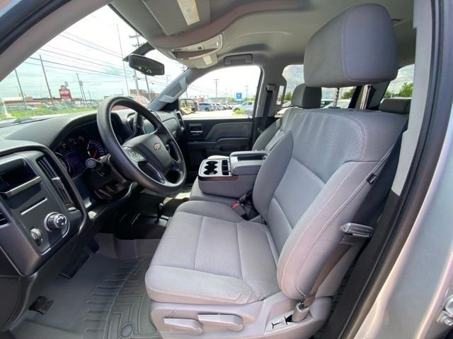 Used 2018 Silver Ice Metallic Chevrolet Custom image 35