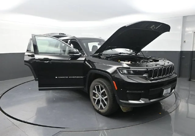 Used 2025 Black Jeep Limited image 30