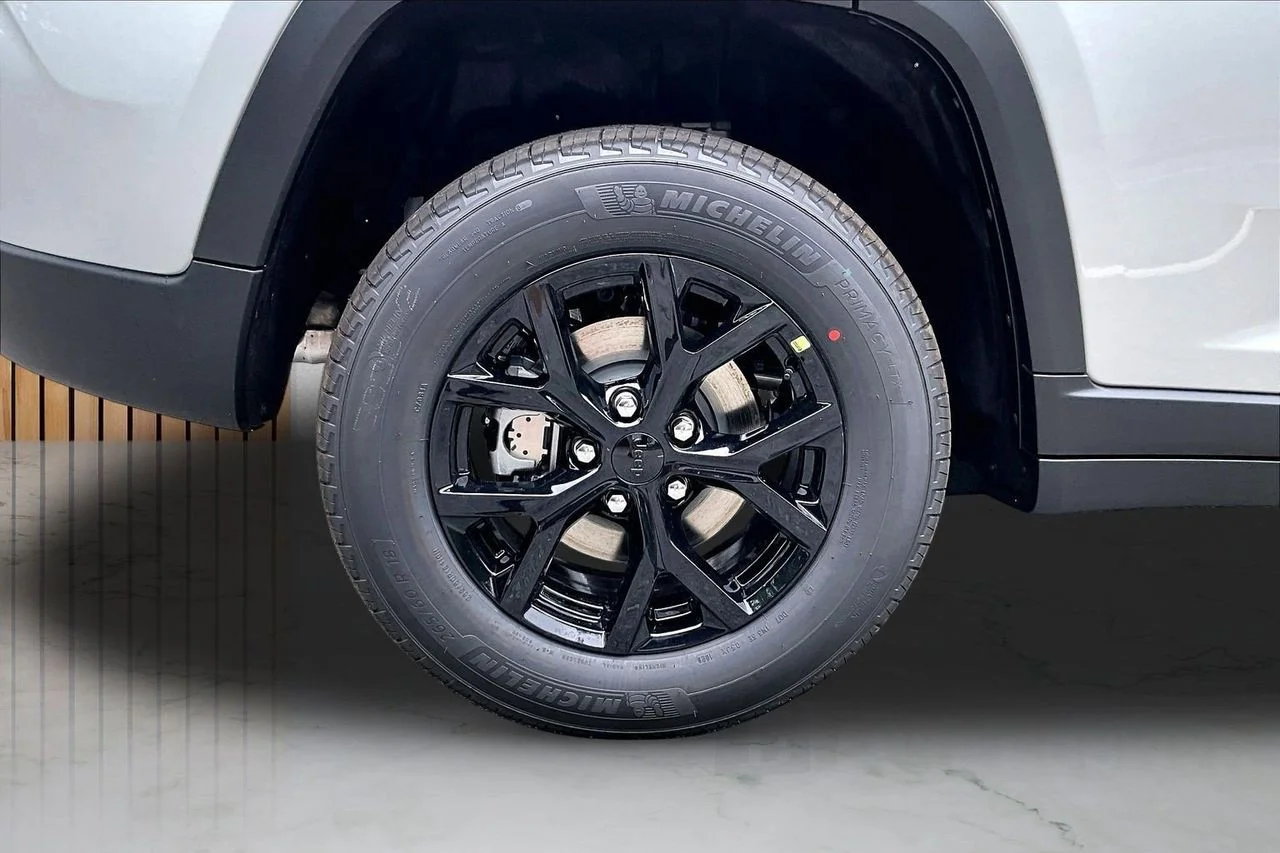 New 2026 Silver Zynith Exterior Paint Jeep Altitude image 35