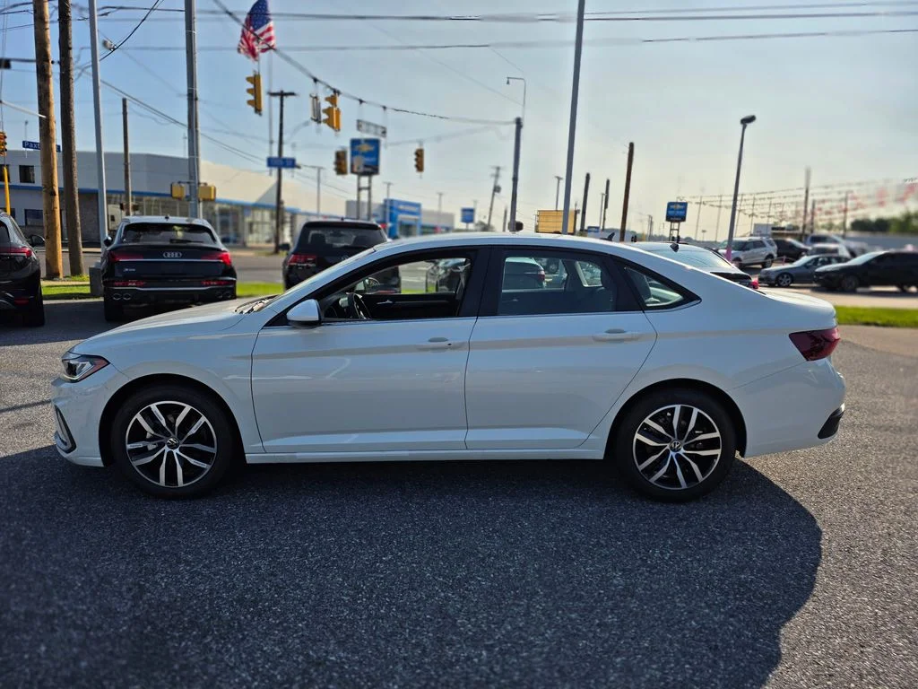 New 2026 Opal White Pearl Volkswagen 1.5T SE image 3