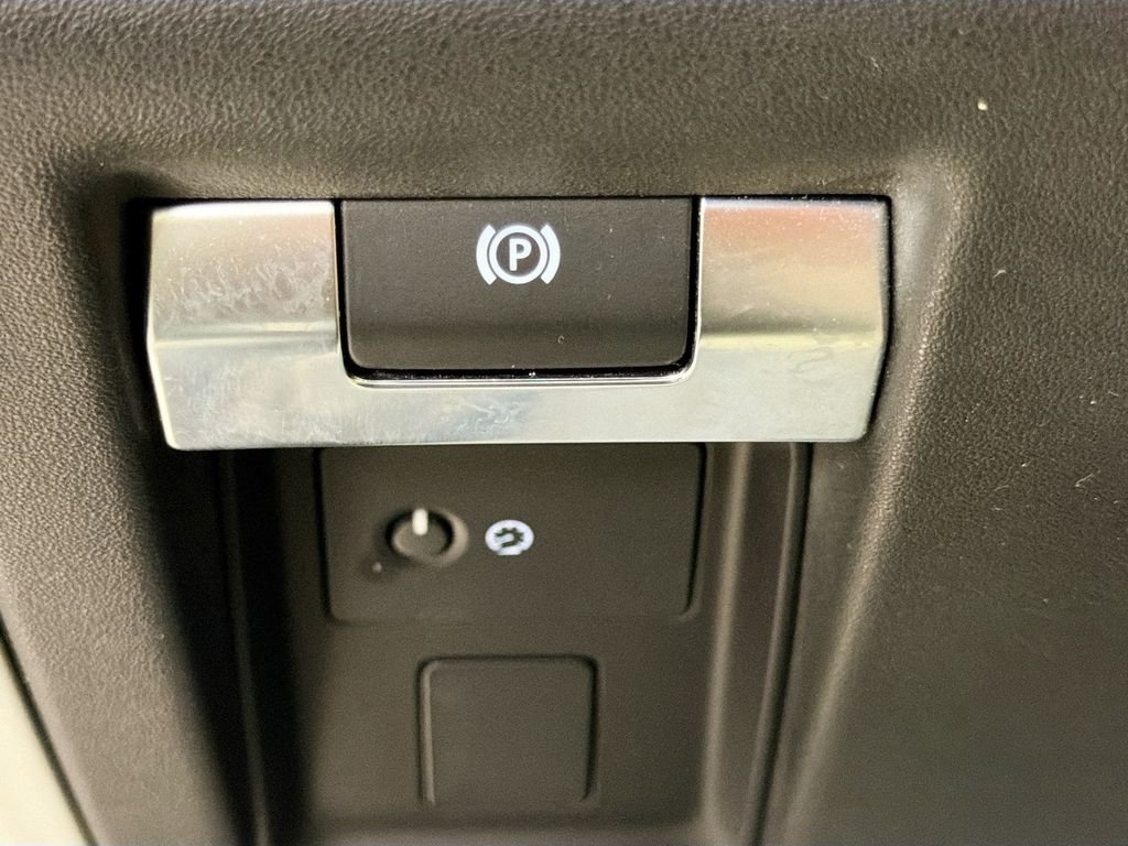 Used 2021 White Land Rover SE image 11