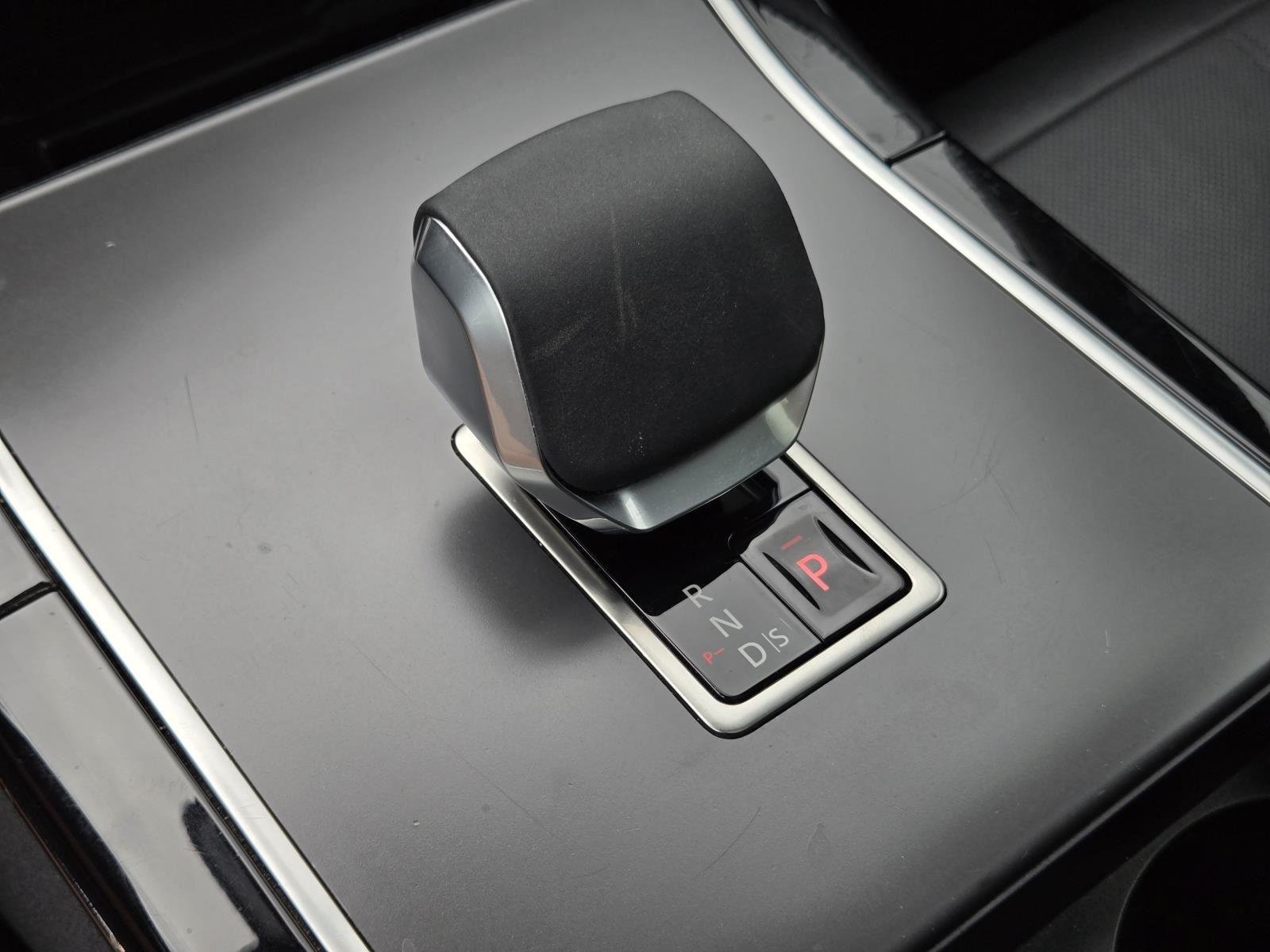 Used 2025 Santorini Black Metallic Land Rover Dynamic SE image 27
