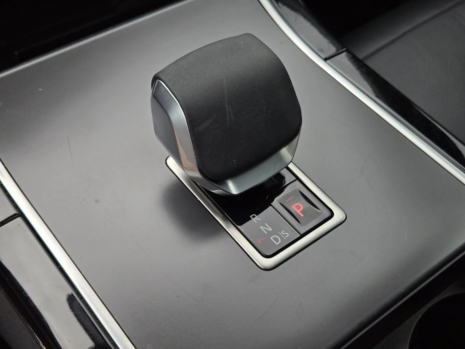 Used 2025 Santorini Black Metallic Land Rover Dynamic SE image 27