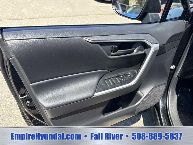 2020 Toyota RAV4 LE - Photo 18