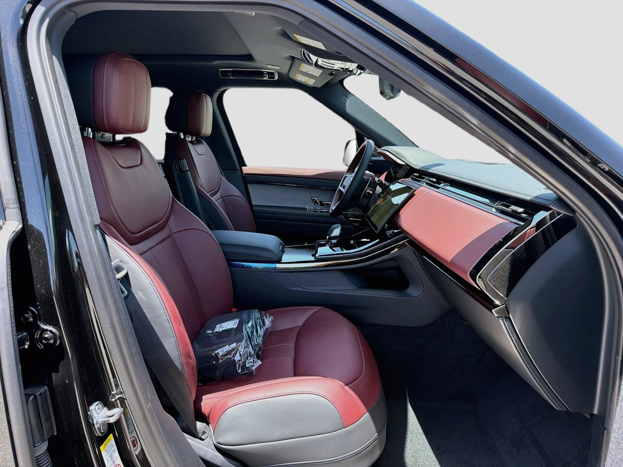 New 2026 Santorini Black Land Rover Dynamic SE image 16