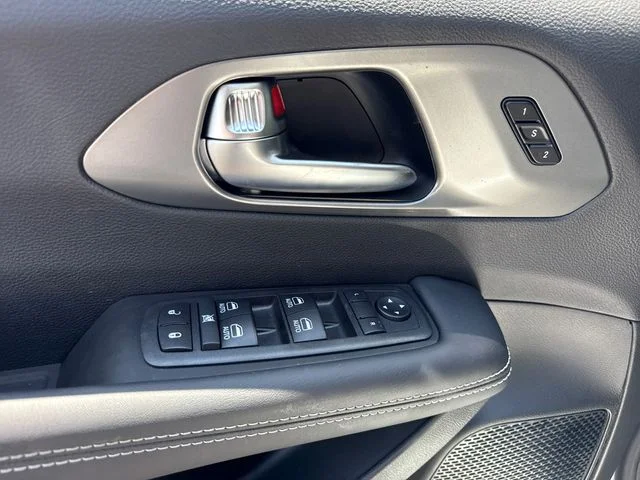 2026 Chrysler Pacifica Select - Photo 9