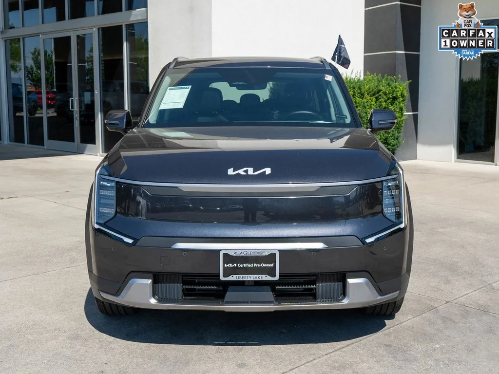 Used 2024 Gray Kia Wind image 2
