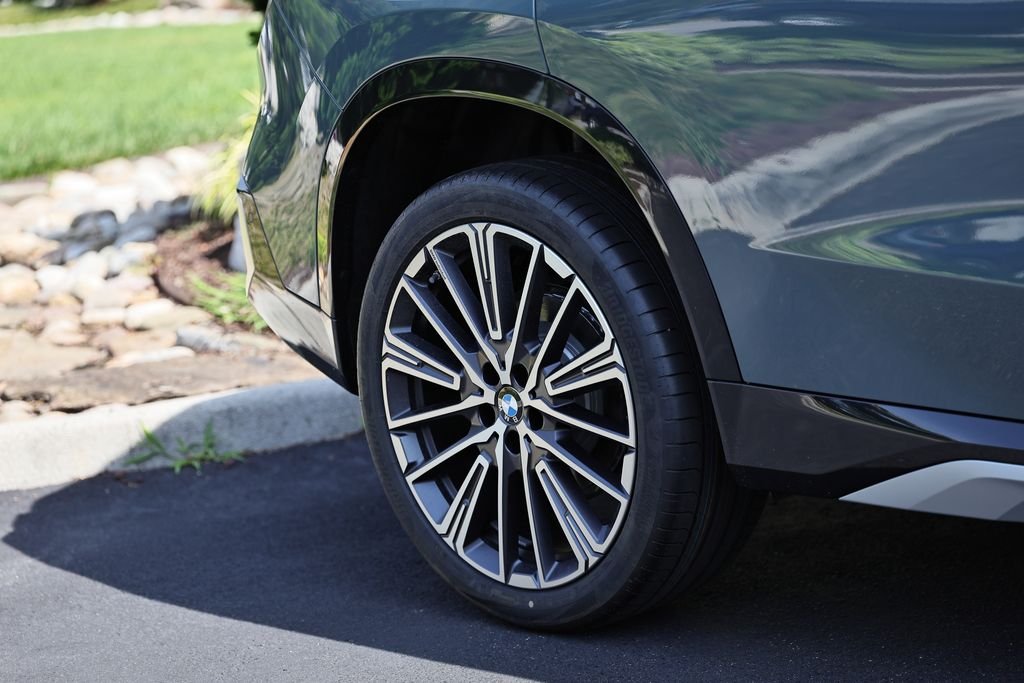 New 2026 Cape York Green Metallic BMW xDrive28i image 5