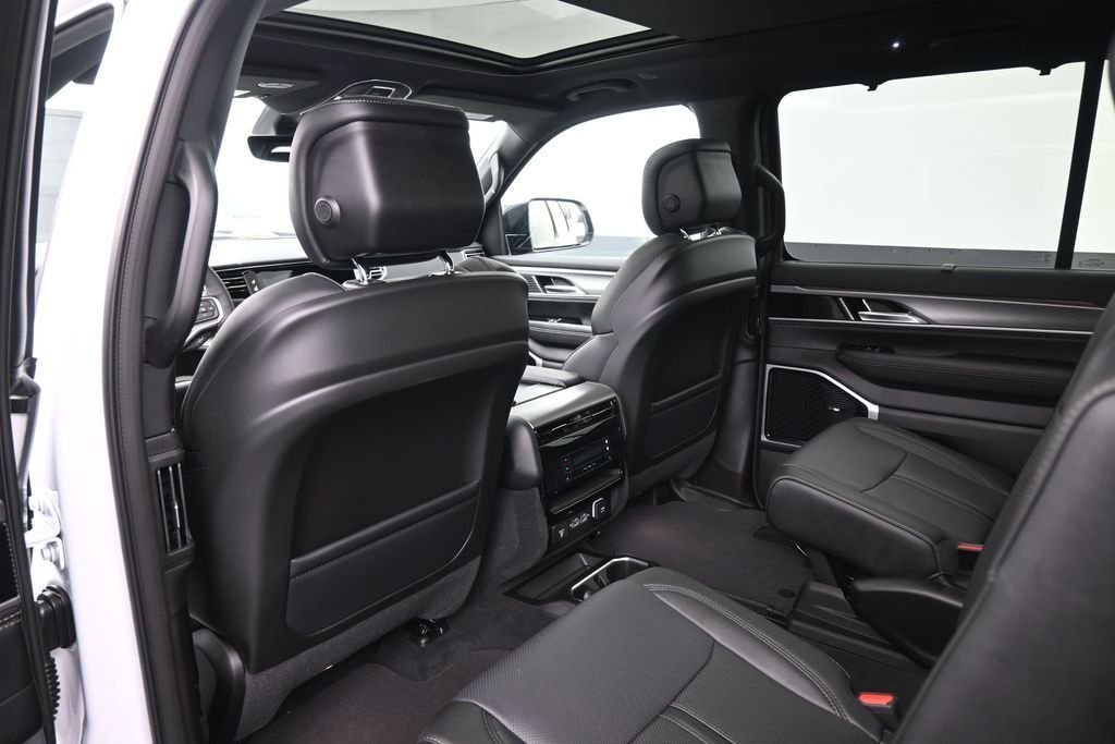 New 2026 Bright White Clear-Coat Exterior Paint Jeep Limited Reserve image 23