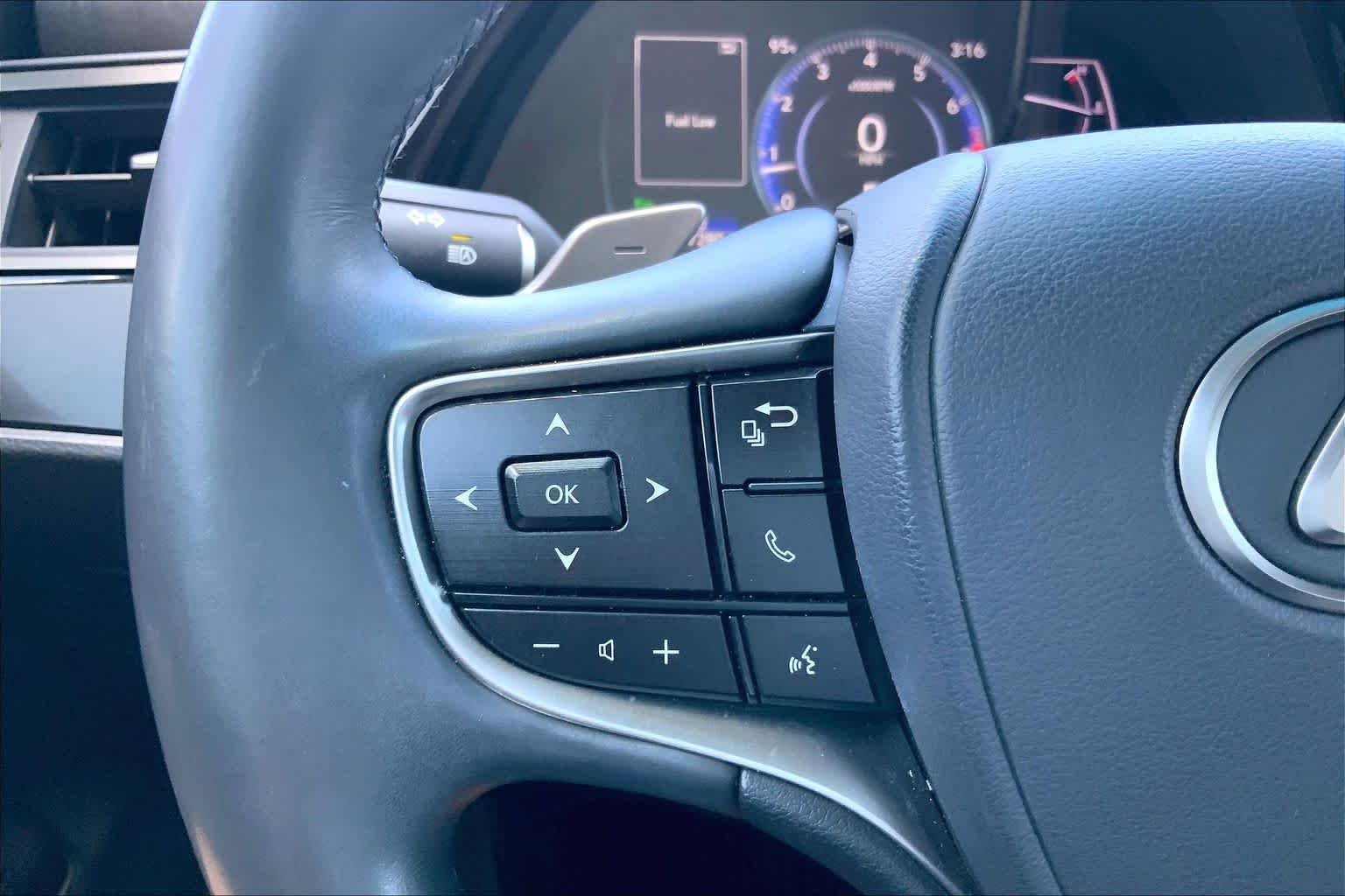 Used 2022 Iridium Lexus  image 23