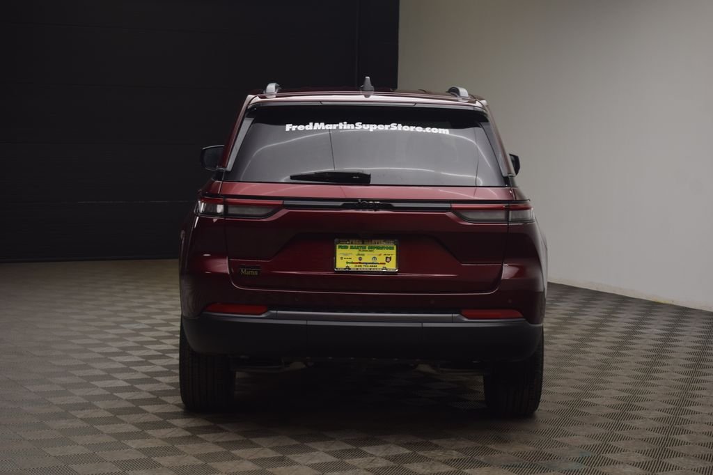 New 2026 Velvet Red Pearl-Coat Exterior Paint Jeep Laredo Altitude image 12