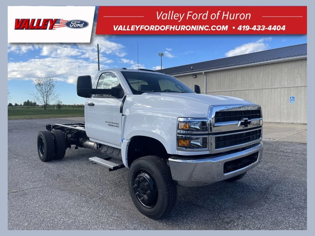 Used 2024  Chevrolet  image 1