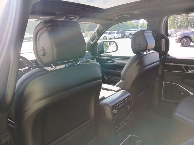 New 2026 Bright White Clear-Coat Exterior Paint Jeep Upland image 23