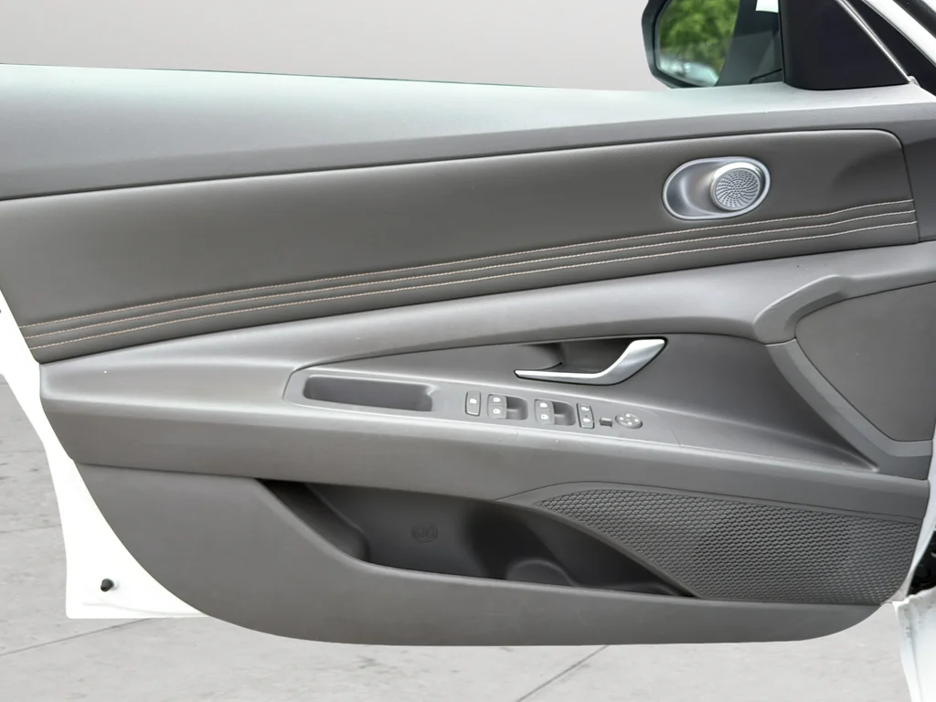 Used 2023 White Hyundai SEL image 28