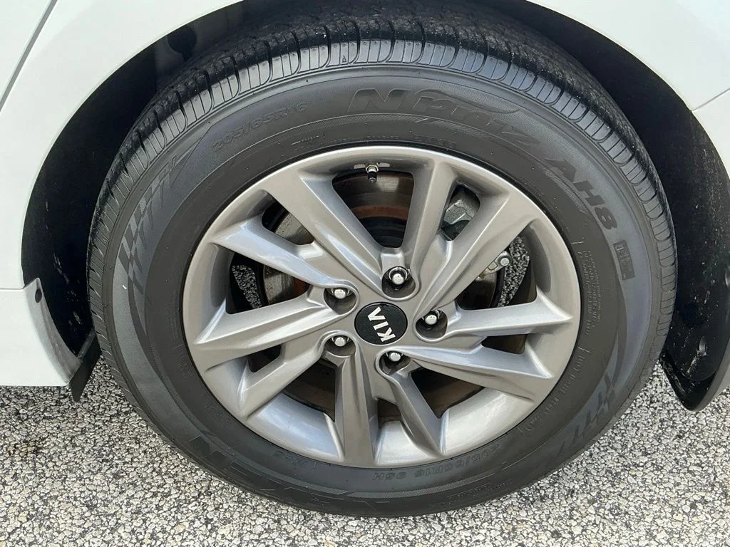 Used 2020 White Kia LX image 21