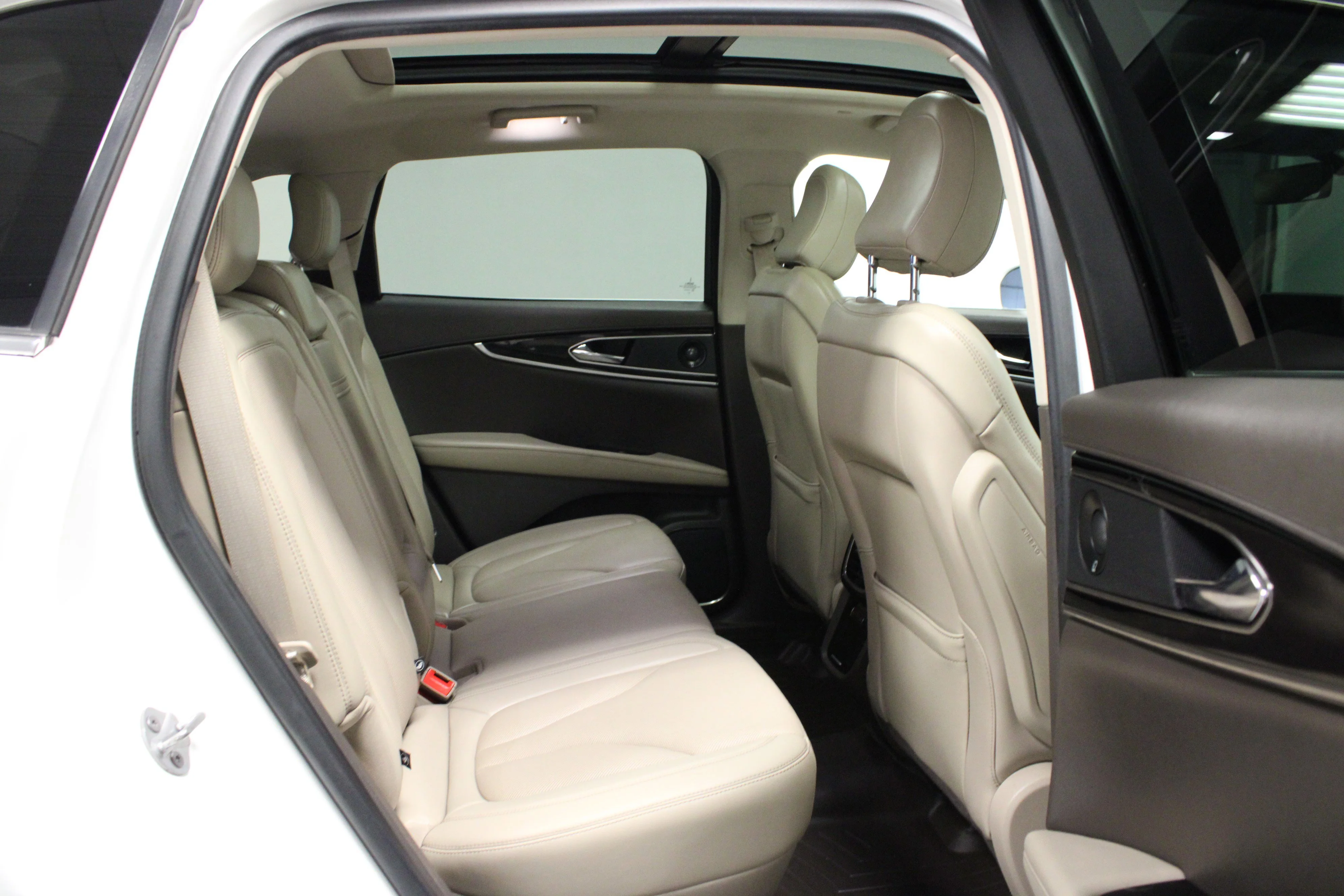 Used 2021 Pristine White Lincoln Reserve image 15