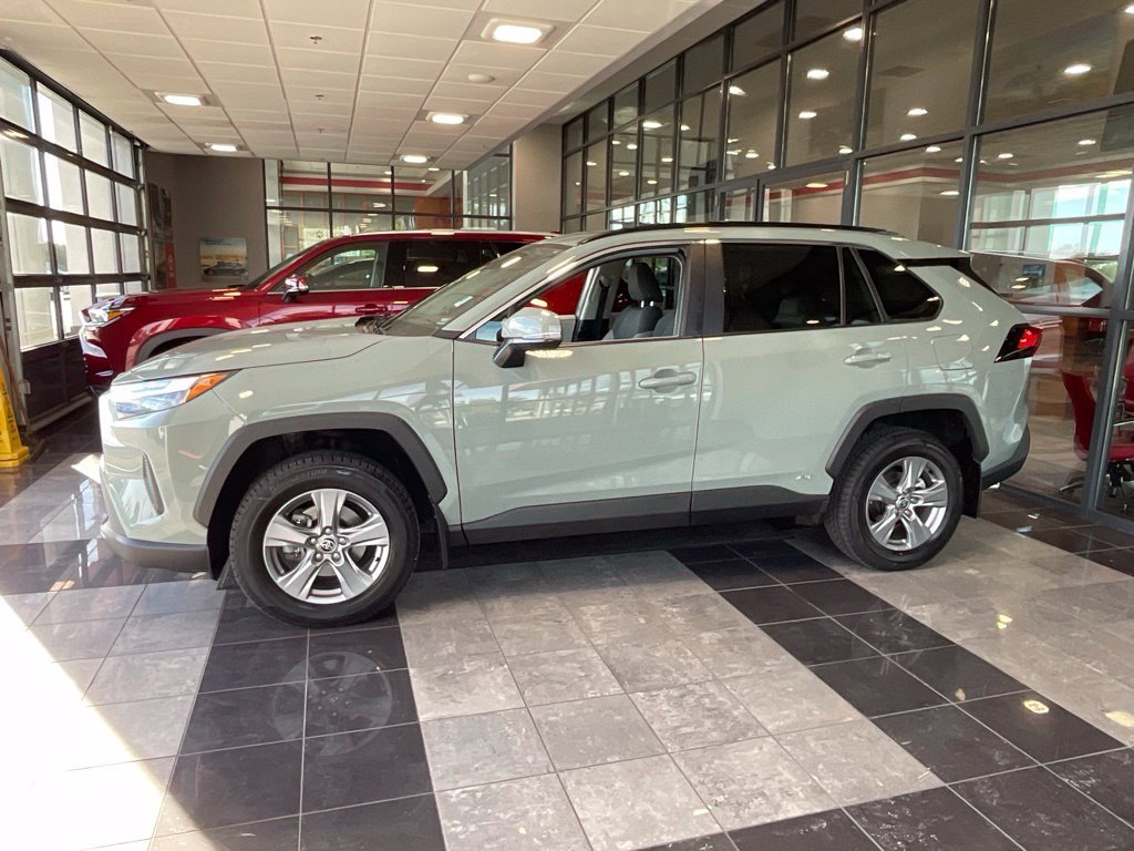Certified Used 2022  Toyota XLE image 3