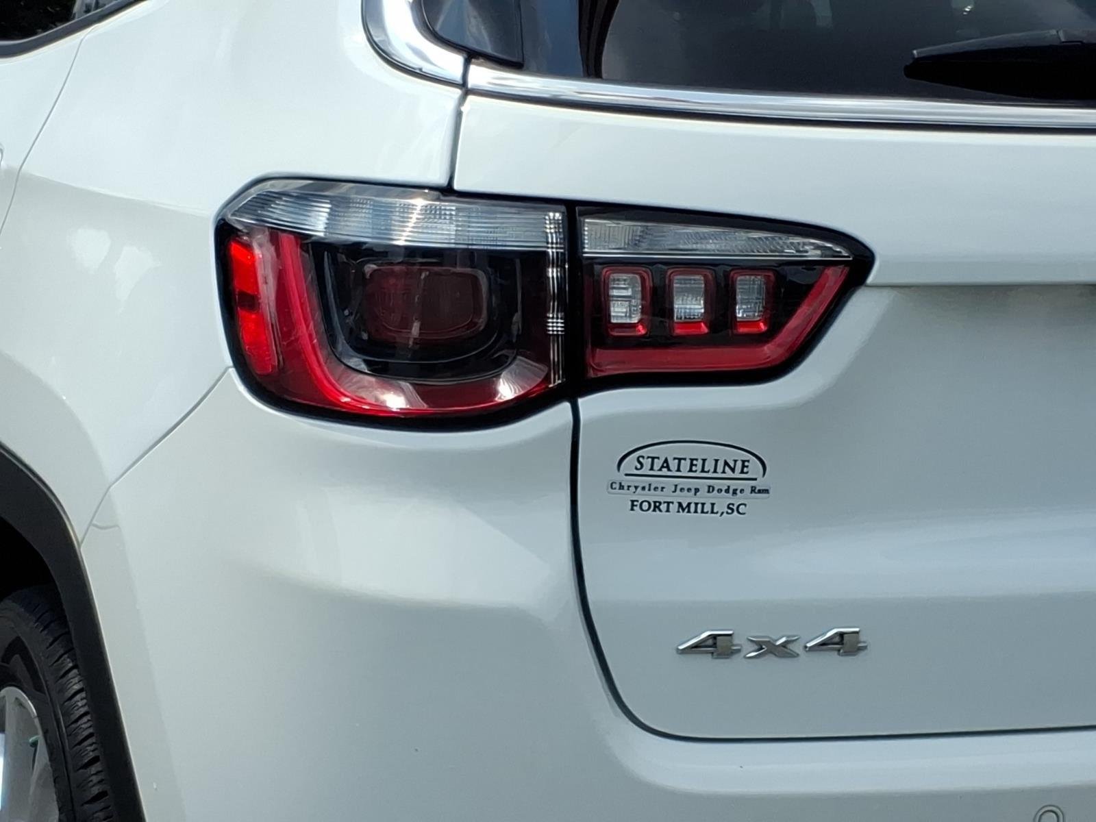 Used 2023 Bright White Clearcoat Jeep Latitude Lux image 18