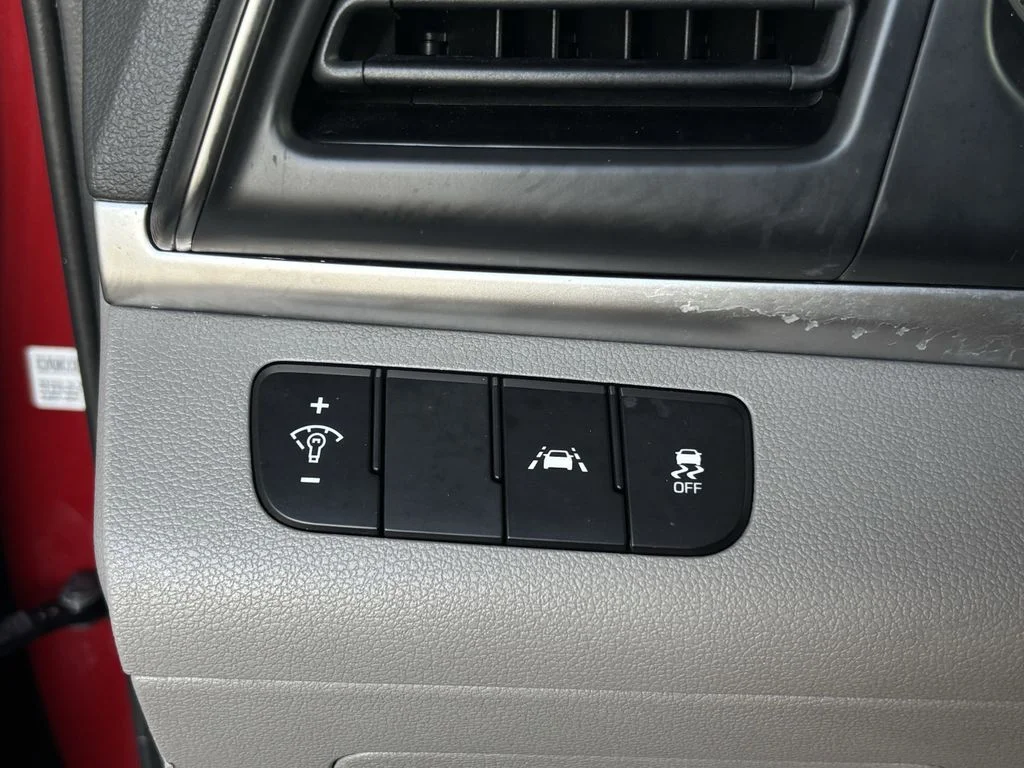 Used 2020 Red Hyundai SE image 37