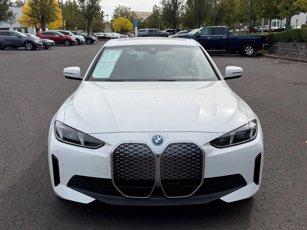 Used 2025 Alpine White BMW xDrive40 image 3