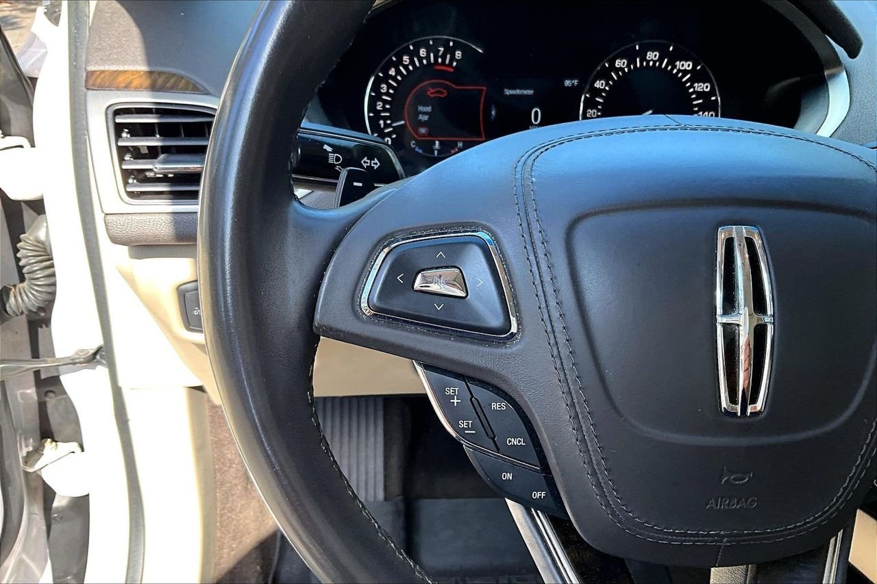 Used 2017 White Lincoln Reserve image 10