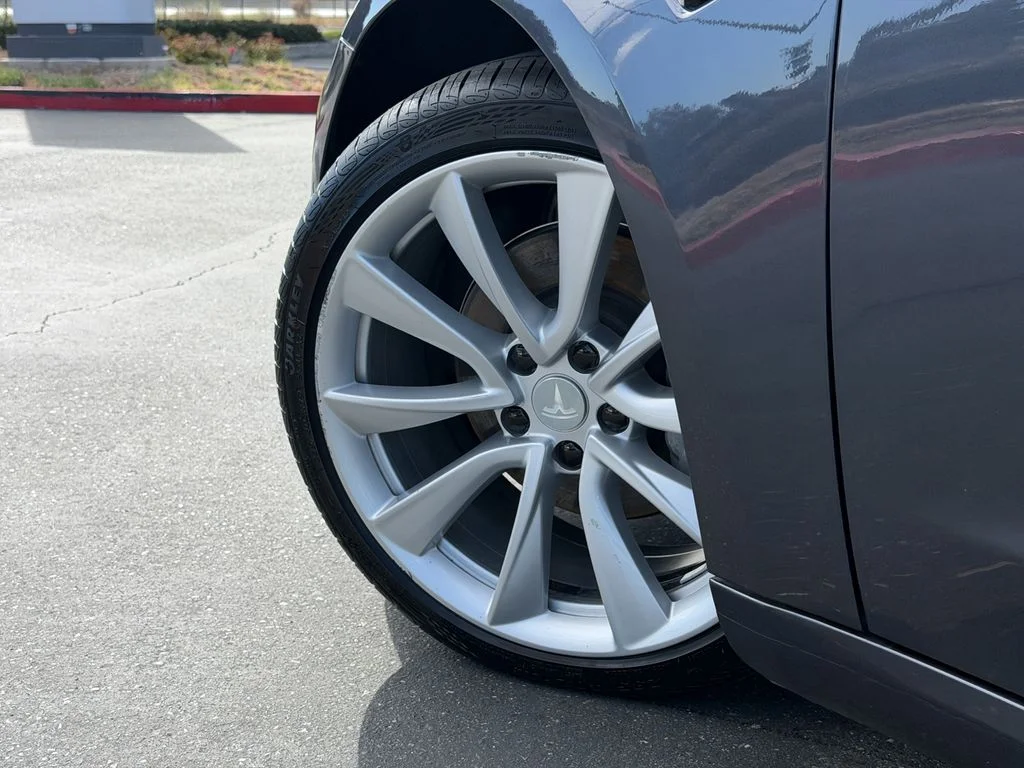 Used 2019  Tesla Long Range image 9