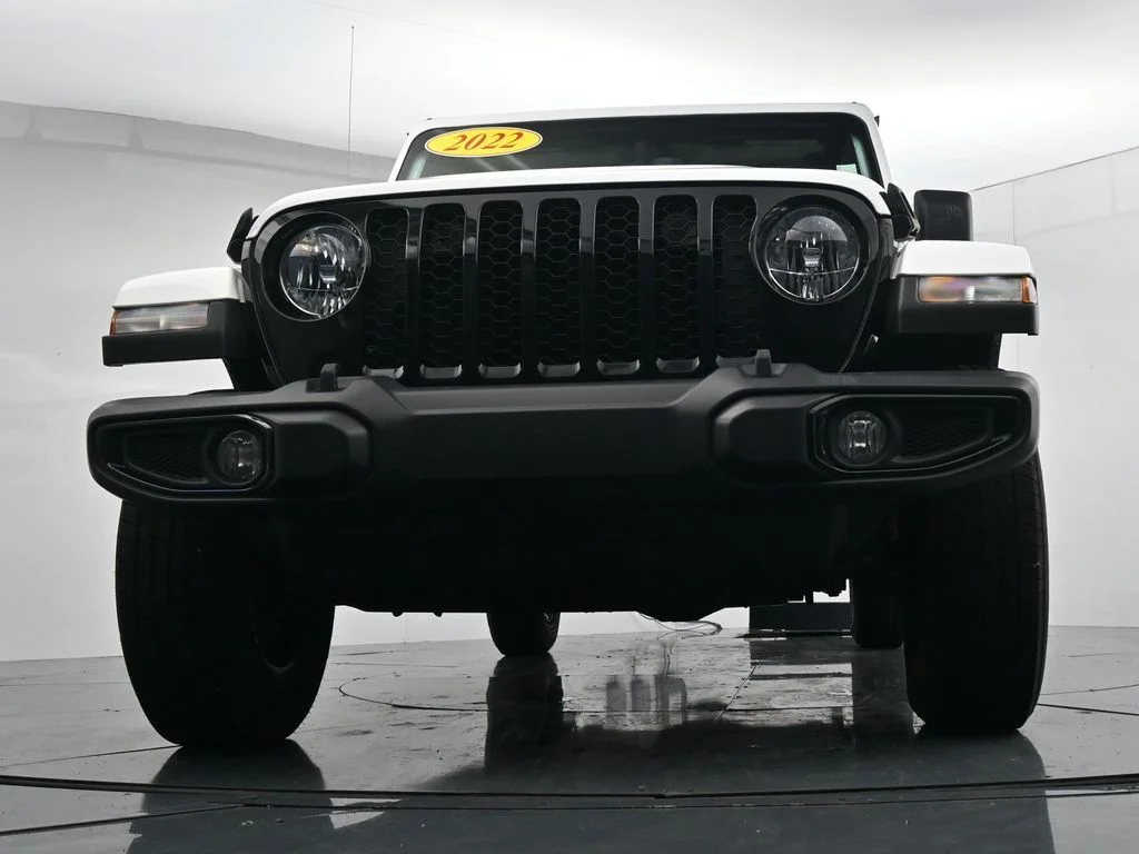 Used 2022 White Jeep Sport image 36