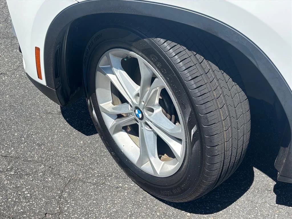 Used 2019 White BMW xDrive30i image 27