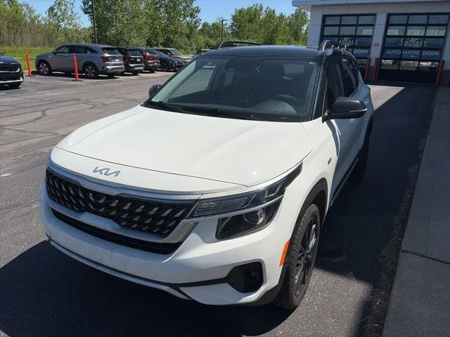 Used 2022 White Kia Nightfall image 2