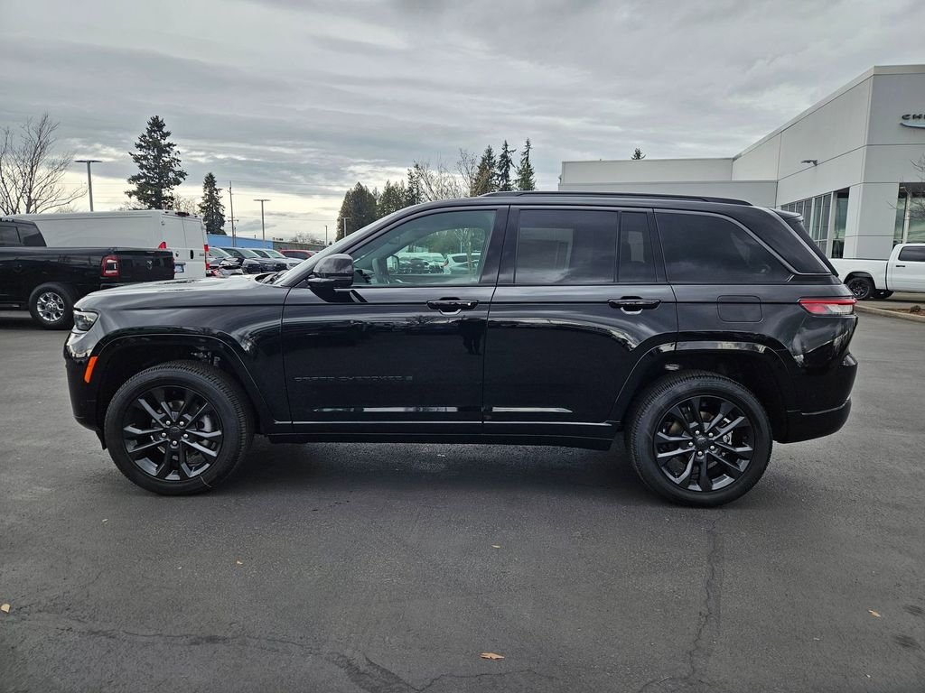 New 2026 Diamond Black Crystal Pearl-Coat Exterior Paint Jeep Limited Reserve image 3