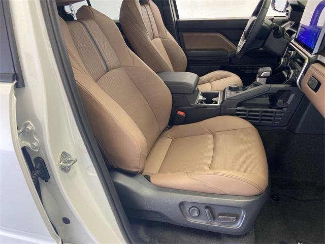 Certified Used 2025 WIND CHILL PEARL Toyota  image 34