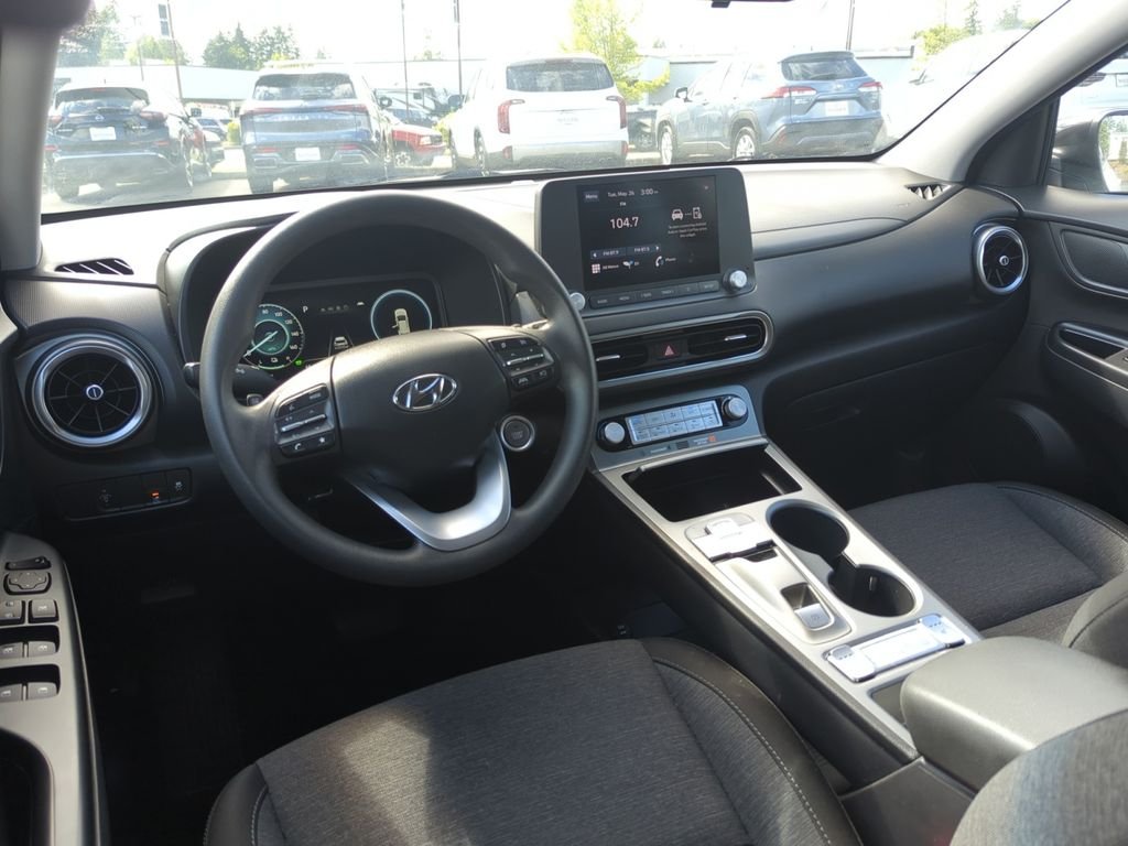 Used 2023 White Hyundai SE image 17