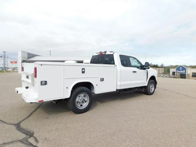 2025 Ford F-350 Super Duty Chassis Cab XL - Photo 38