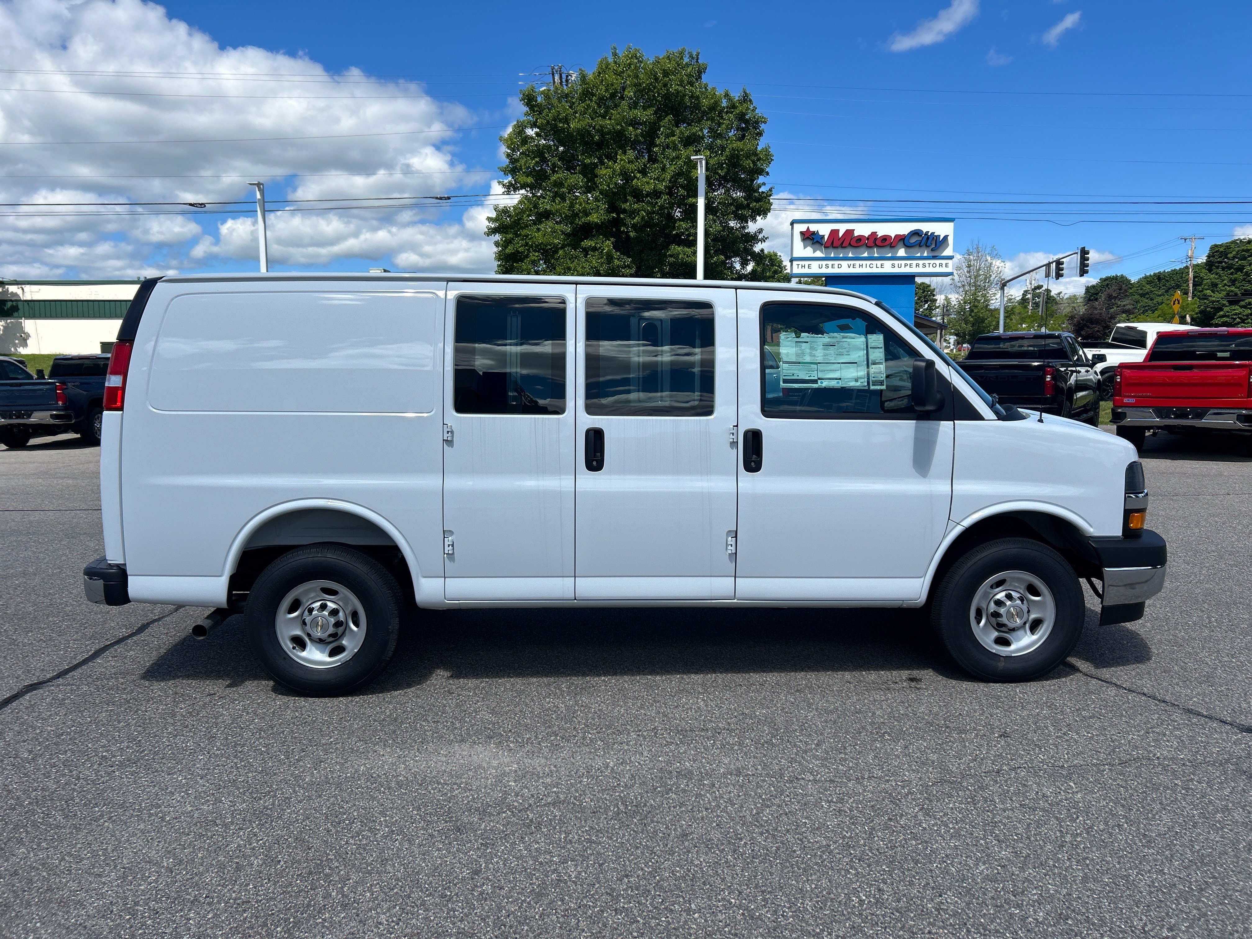New 2026 Summit White Chevrolet WT image 7