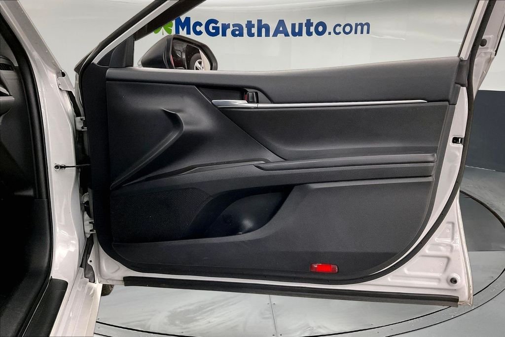 Used 2022 White Toyota LE image 28