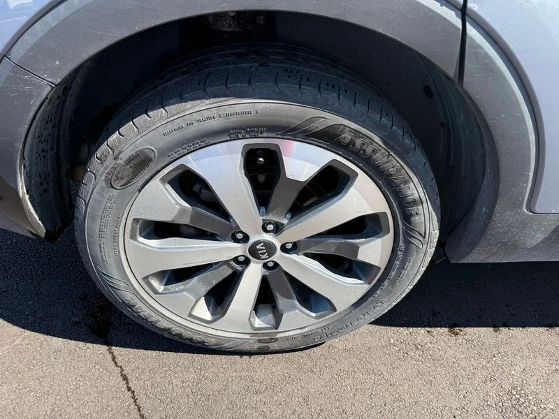 Used 2020 Silver Kia S image 17