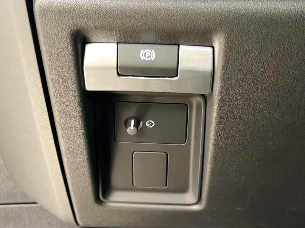 New 2026 Gondwana Stone Metallic Land Rover X-Dynamic SE image 11