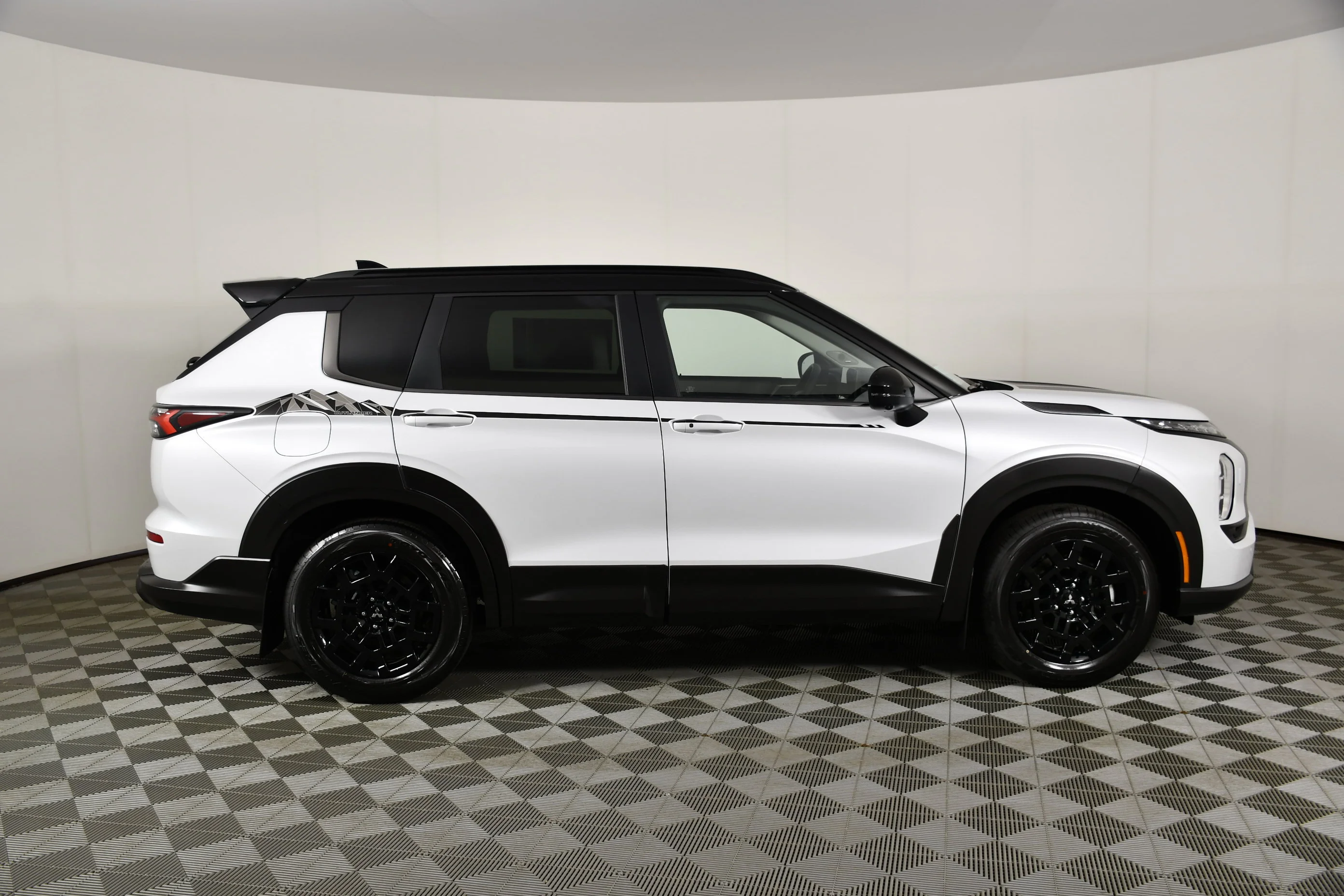 New 2026 White Diamond/Black Roof Mitsubishi Trail Edition image 5