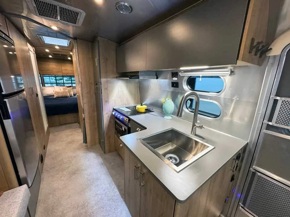 New 2027 SILVER AIRSTREAM  image 16