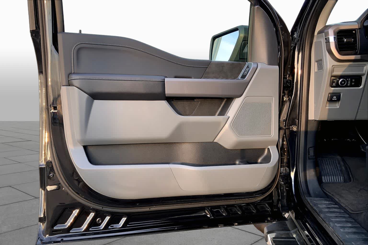 Used 2024 Agate Black Metallic Ford XLT image 21