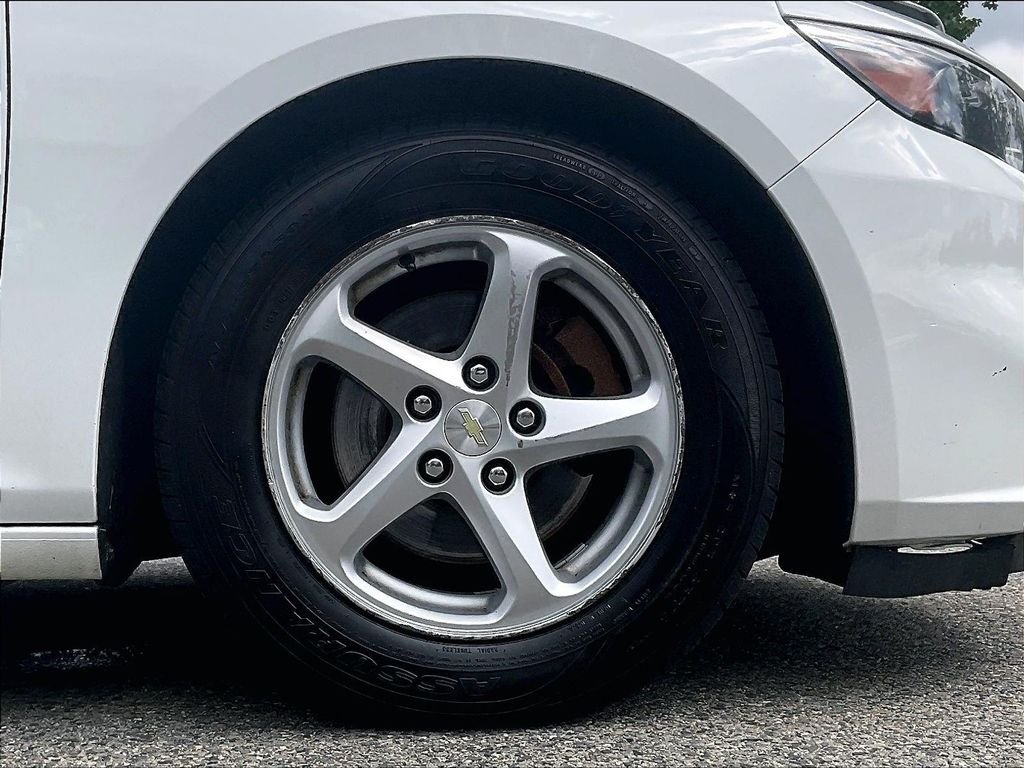 Used 2017 White Chevrolet LS image 7