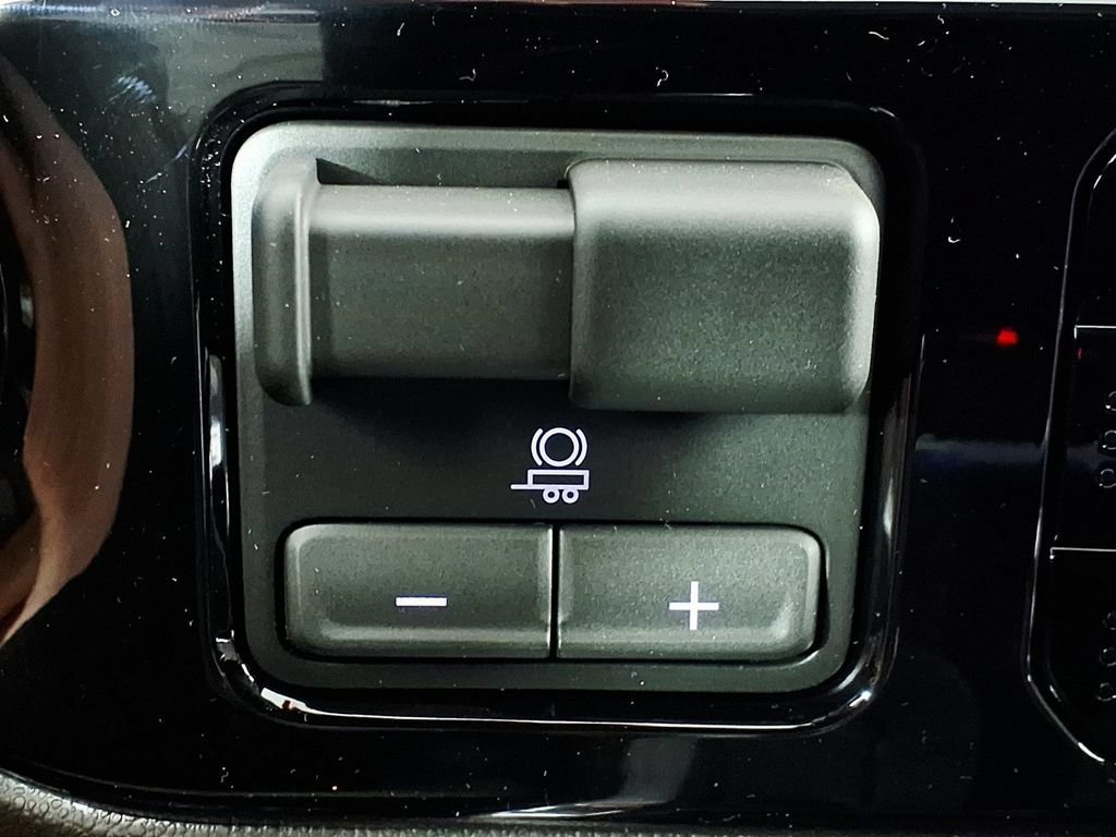 New 2026 Glacier White Tricoat GMC SLT image 22