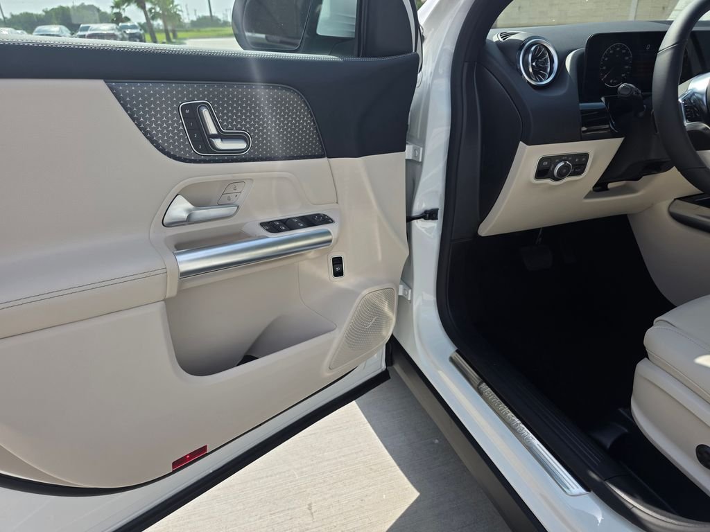 New 2026 Polar White Mercedes-Benz GLA 250 image 8