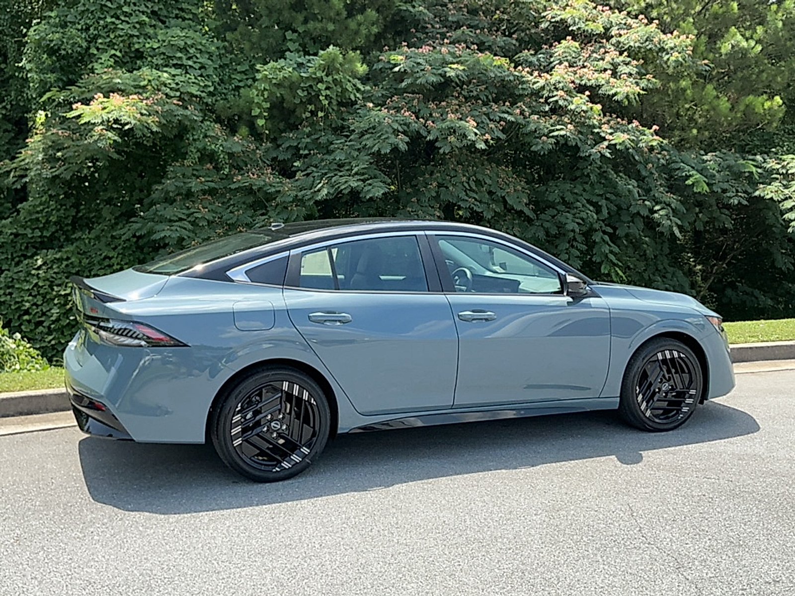 New 2026 Atlantic Gray Metallic/Super Black Nissan SR image 2