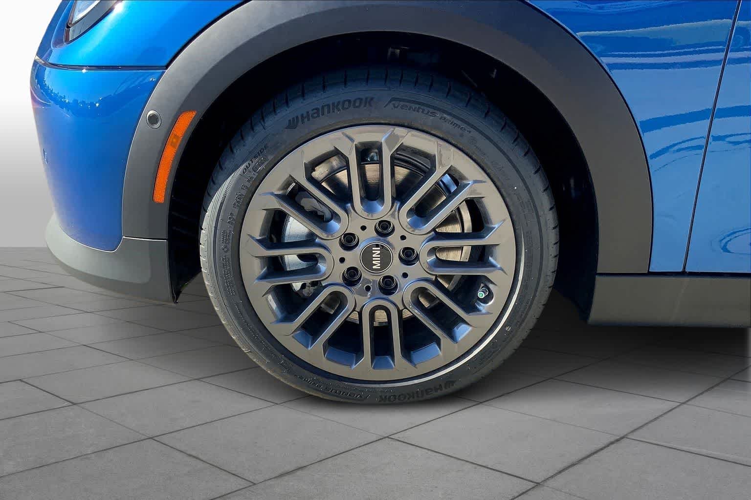 New 2026 Icy Sunshine Blue Metallic MINI Signature Plus image 11