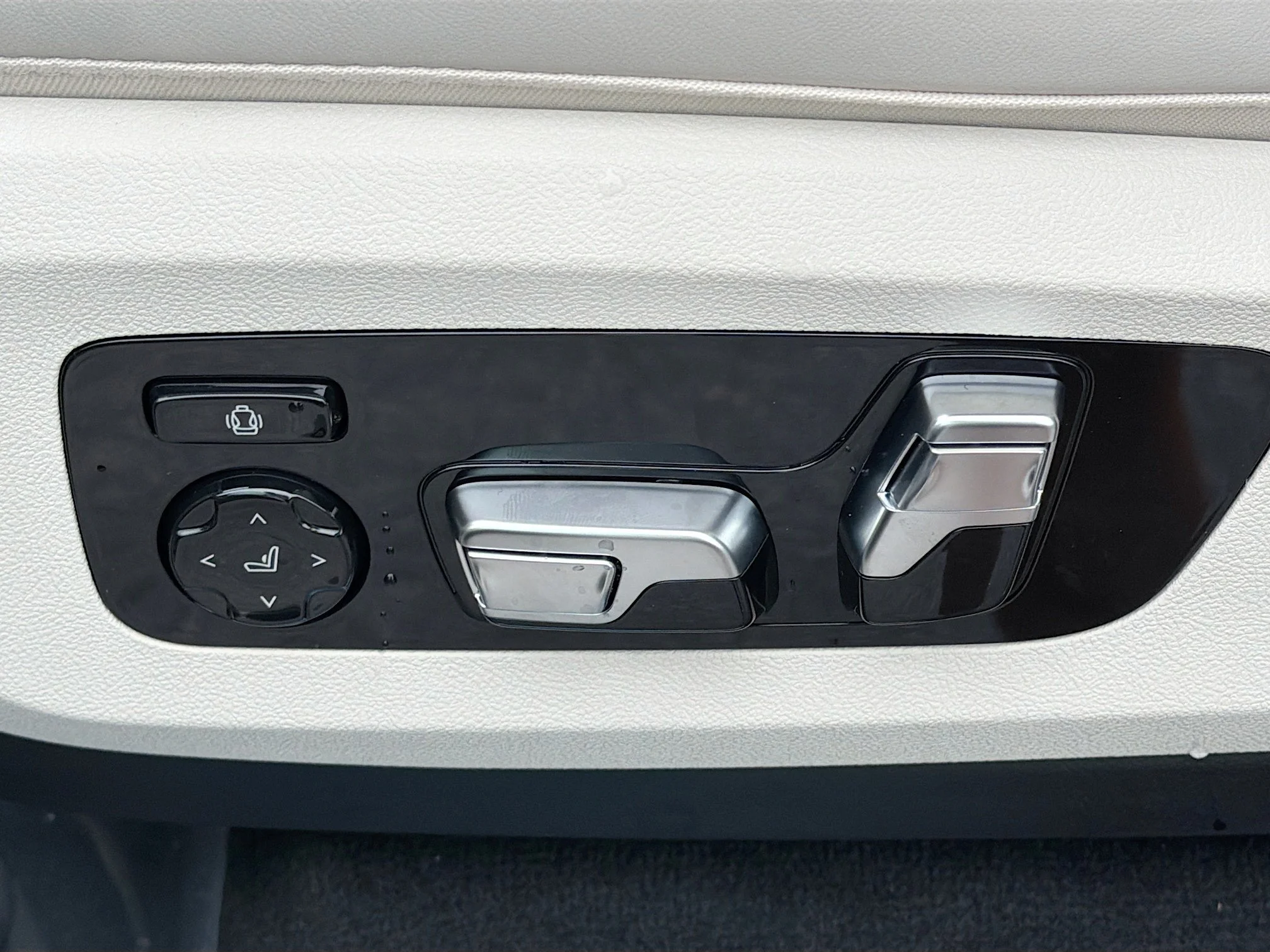 New 2026 Mineral White Metallic BMW xDrive40i image 24