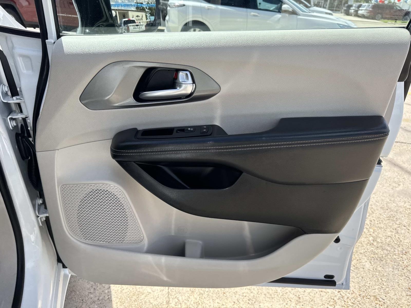 Used 2024 Bright White Clearcoat Chrysler Touring L image 13