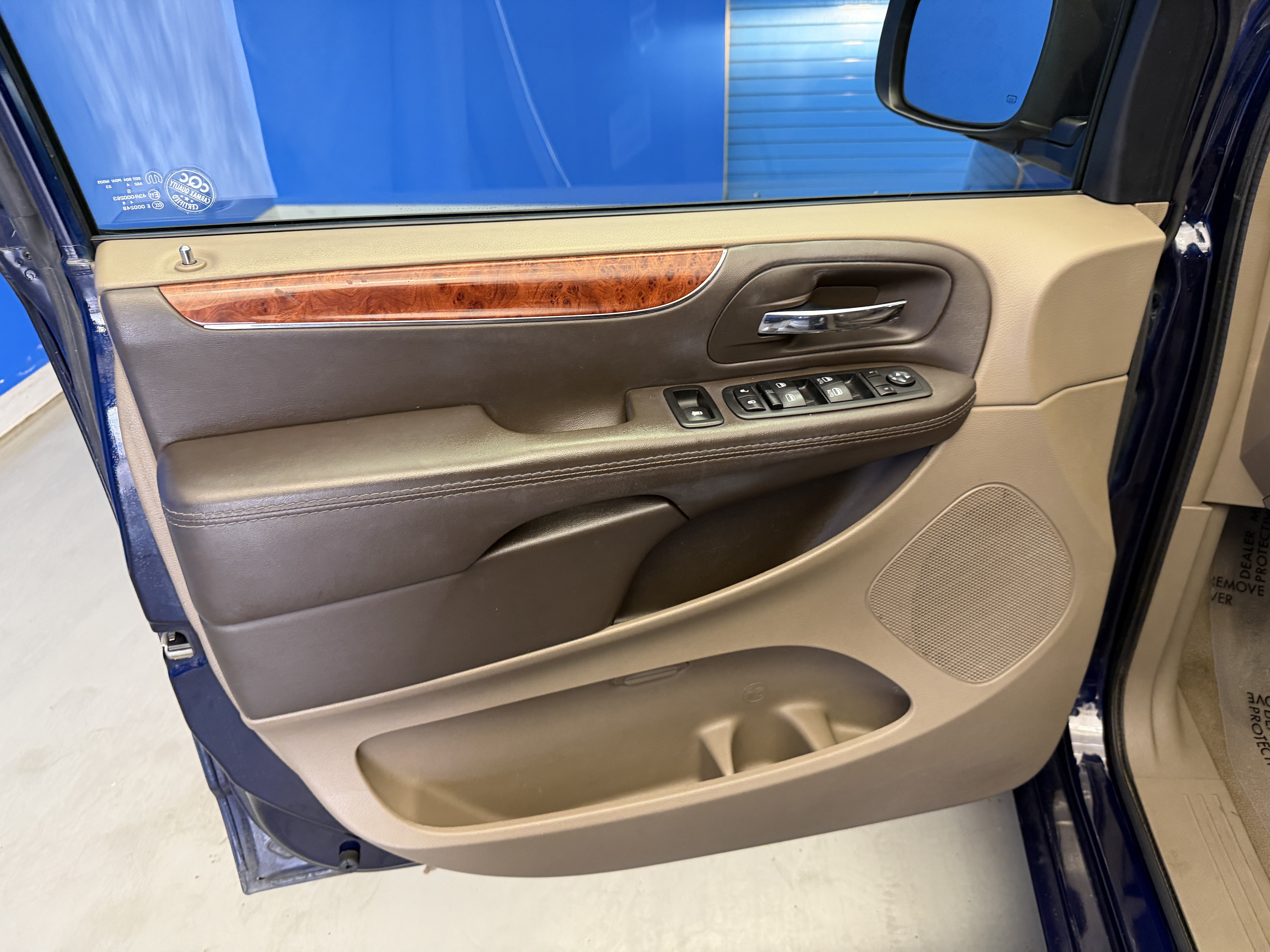 Used 2015 True Blue Pearlcoat Chrysler Touring image 10
